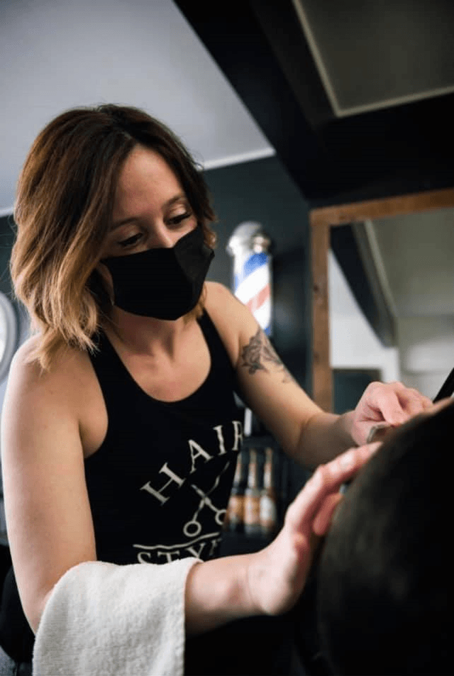 Mélissa, serviette au bras, coupe des cheveux.