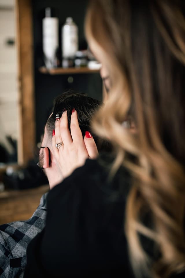Roxanne coupe des cheveux.
